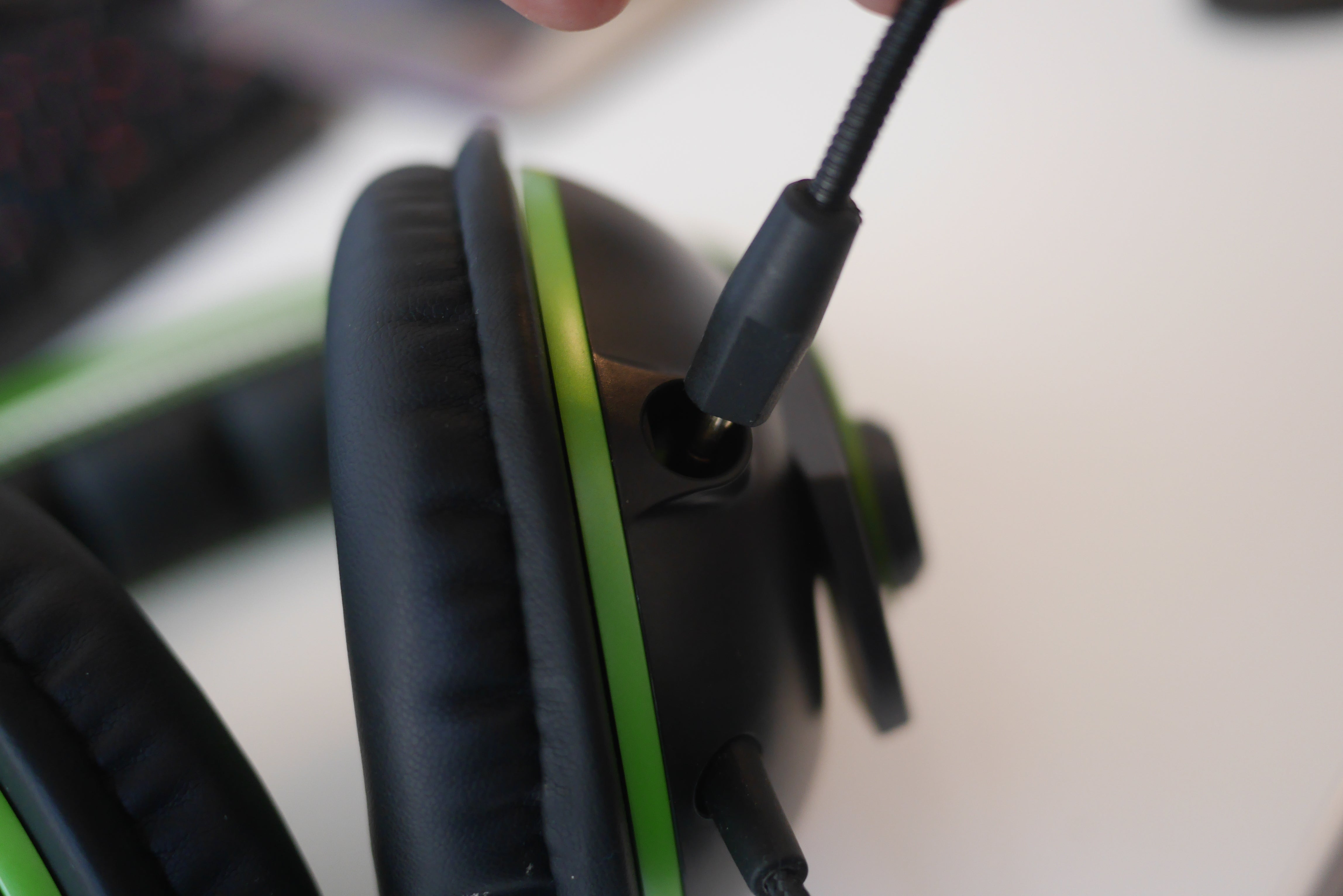 Close-up of Asus Cerberus V2 headset with microphone detail.