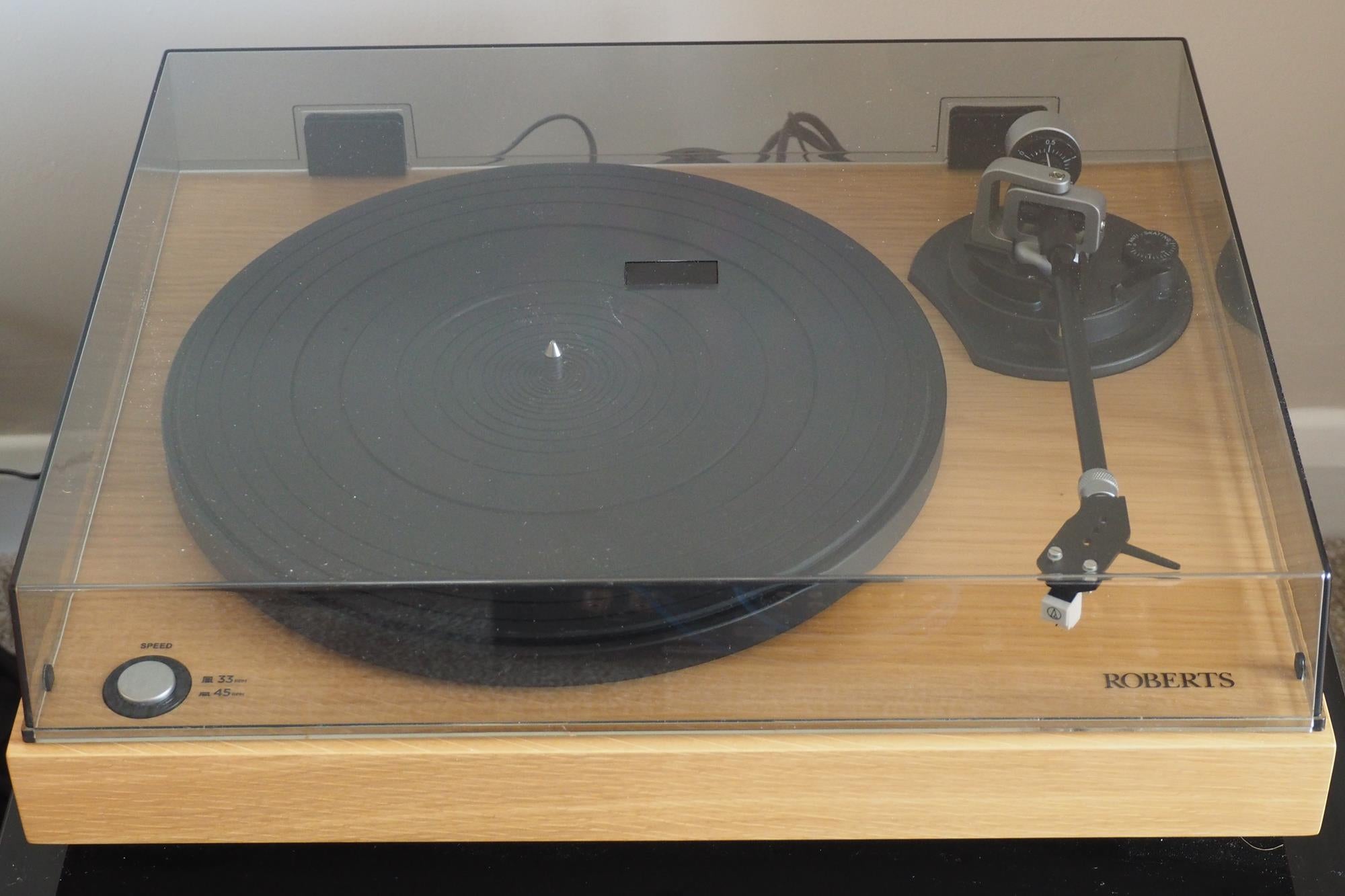 Roberts radio RT100 turntable on a wooden surface.