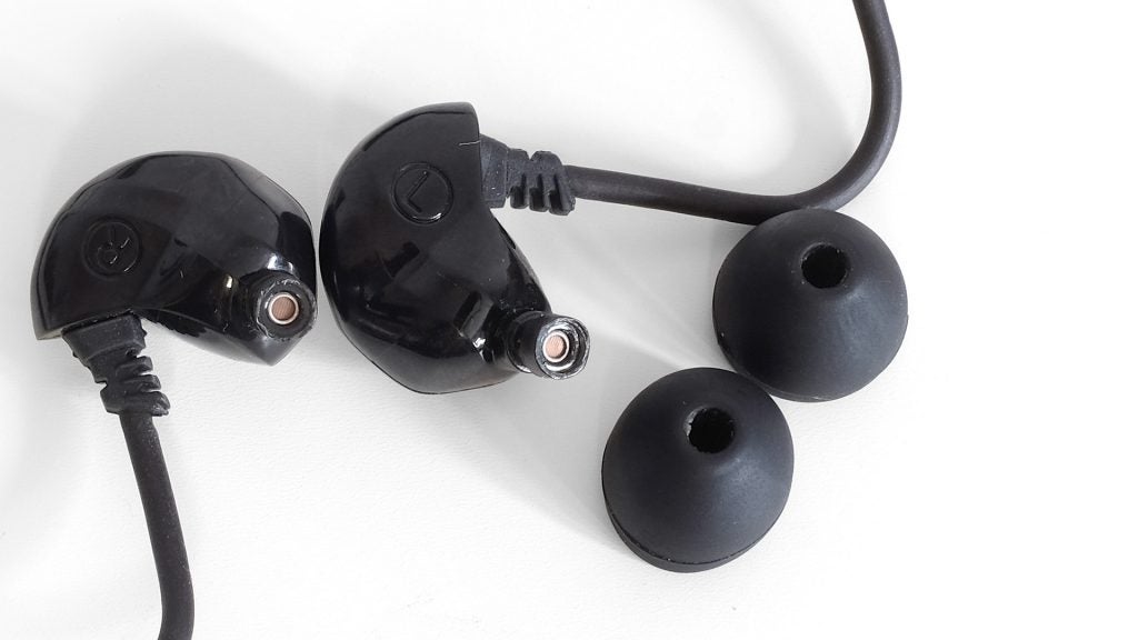 Brainwavz B200 earphones with detachable cables and ear tips.