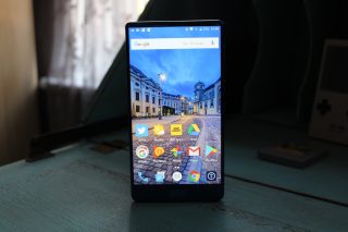 Elephone S8 smartphone displaying apps on screen.