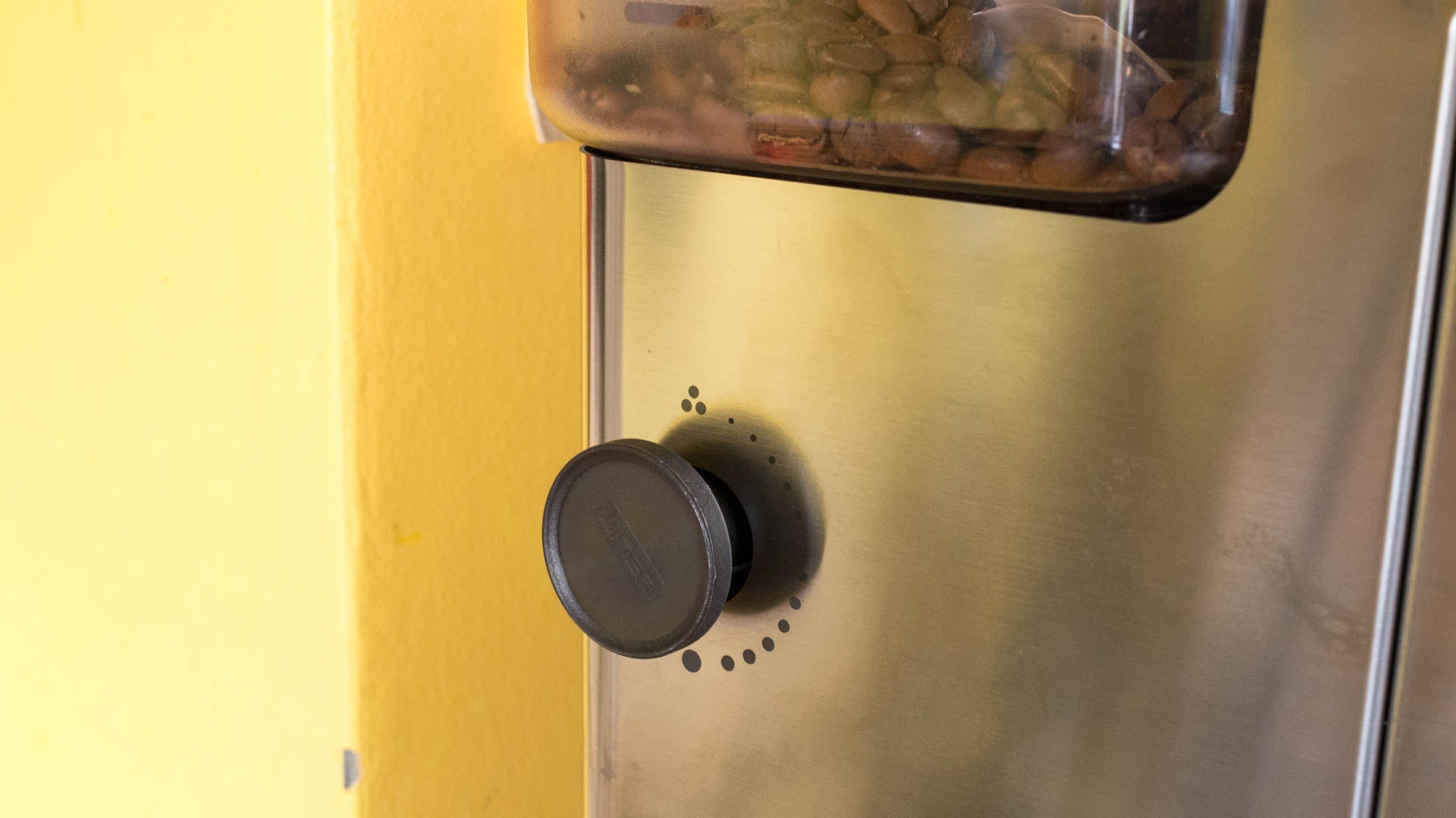 Close-up of Lelit Kate coffee grinder adjustment knob.