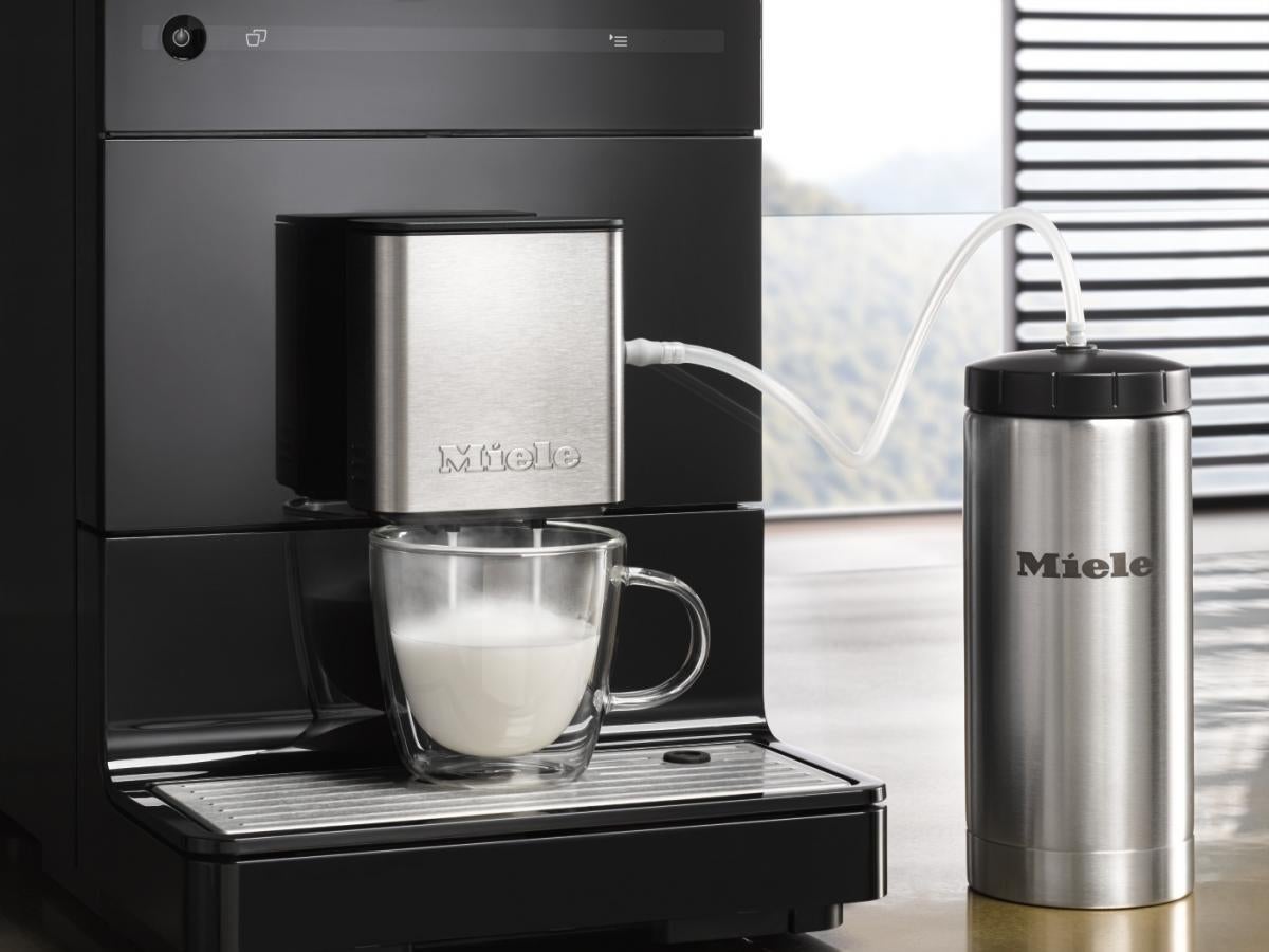 Miele CM5500 coffee machine preparing milk with thermal flask.
