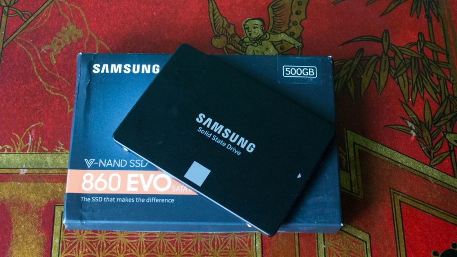 Samsung 860 EVO 500GB SSD with packaging on patterned background