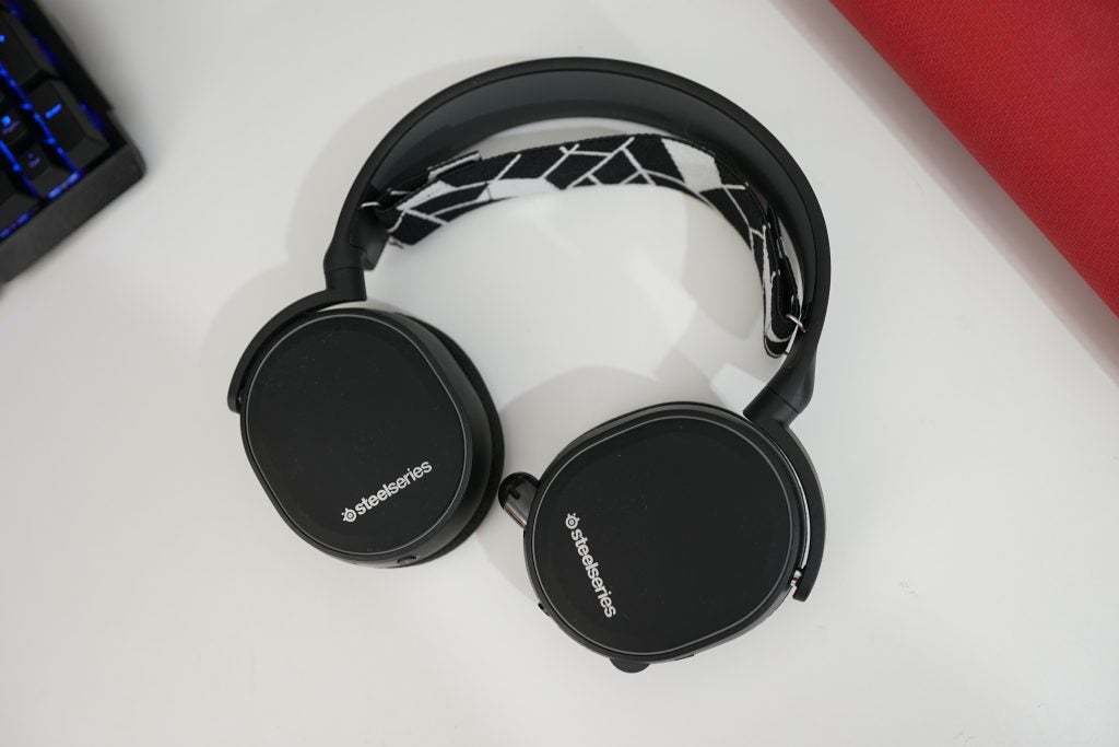 SteelSeries Arctis 3 Bluetooth headphones on white desk.