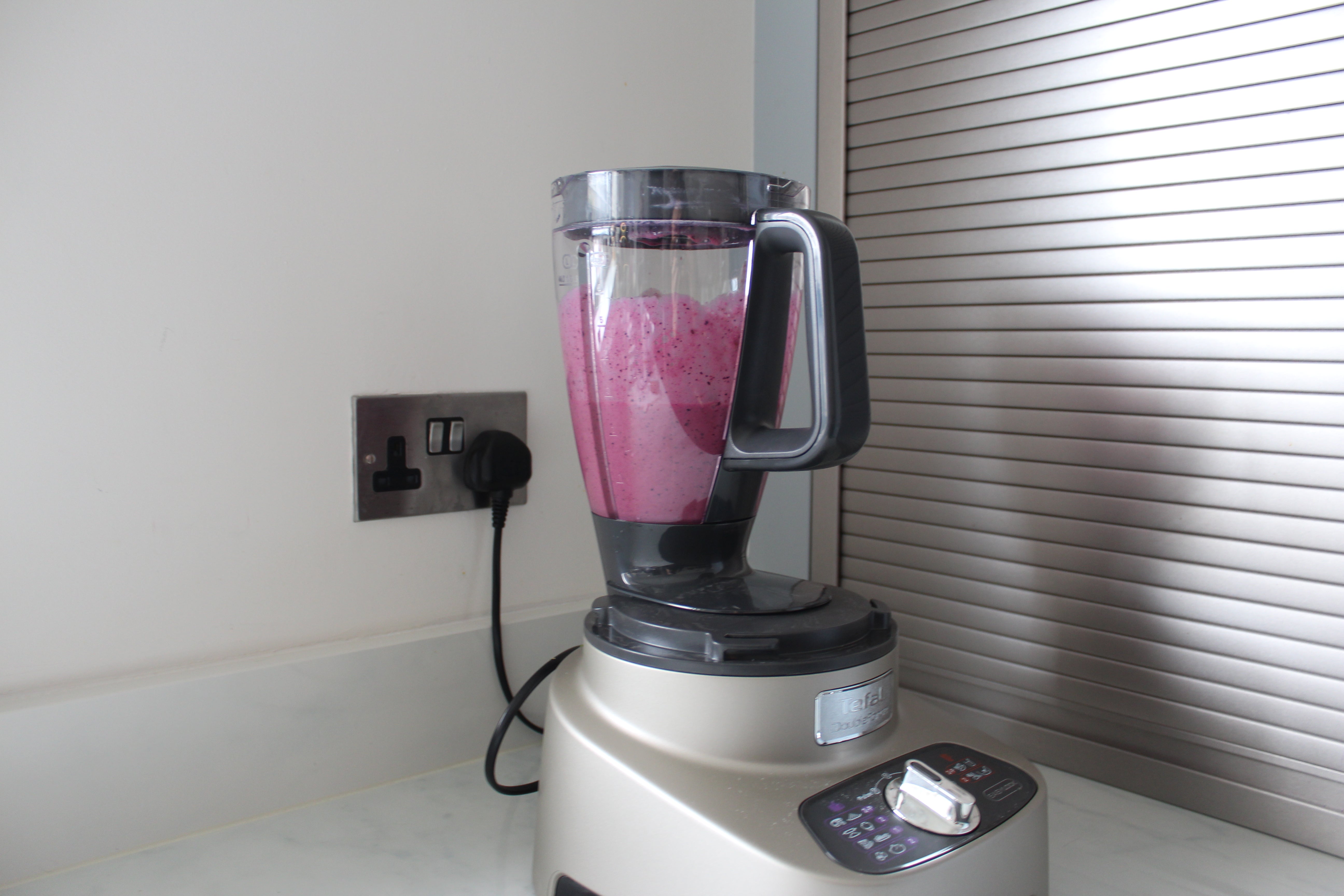 Tefal DoubleForce Pro Food Processor with berry smoothie.