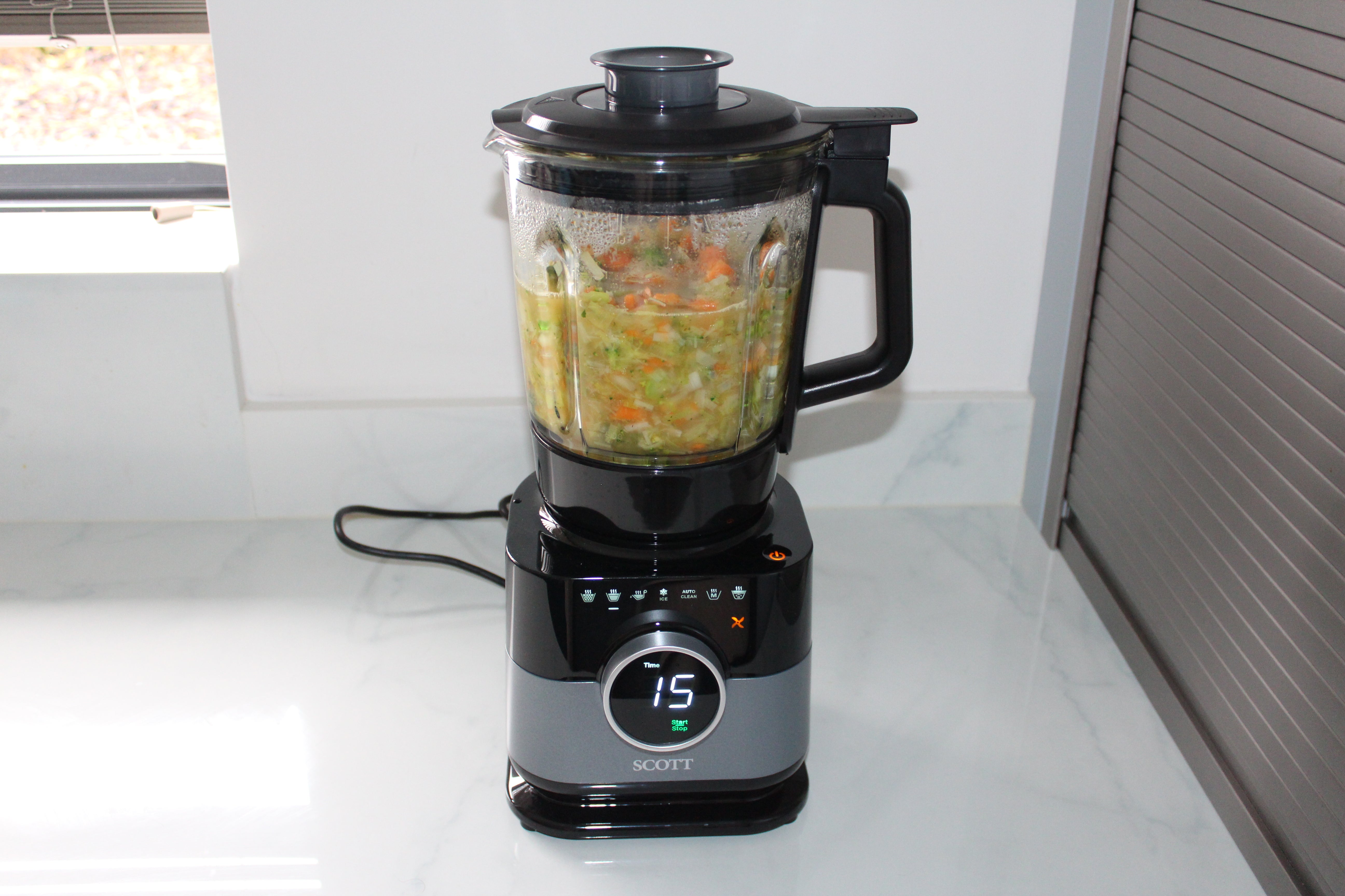 Scott Simplissimo Chef Cook Blender with vegetables on kitchen counter.