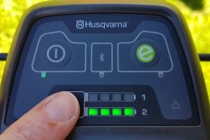 Husqvarna LC 347VLi mower's battery level display with finger indicating.