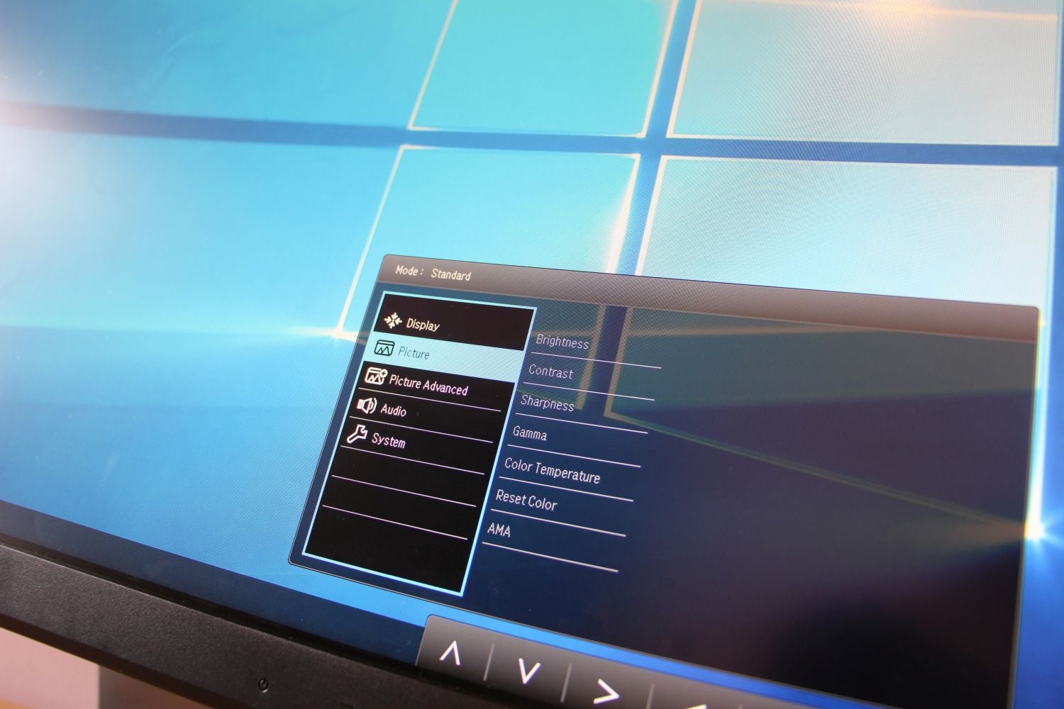 A black BenQ EX3501R montior displaying monitor settings menu