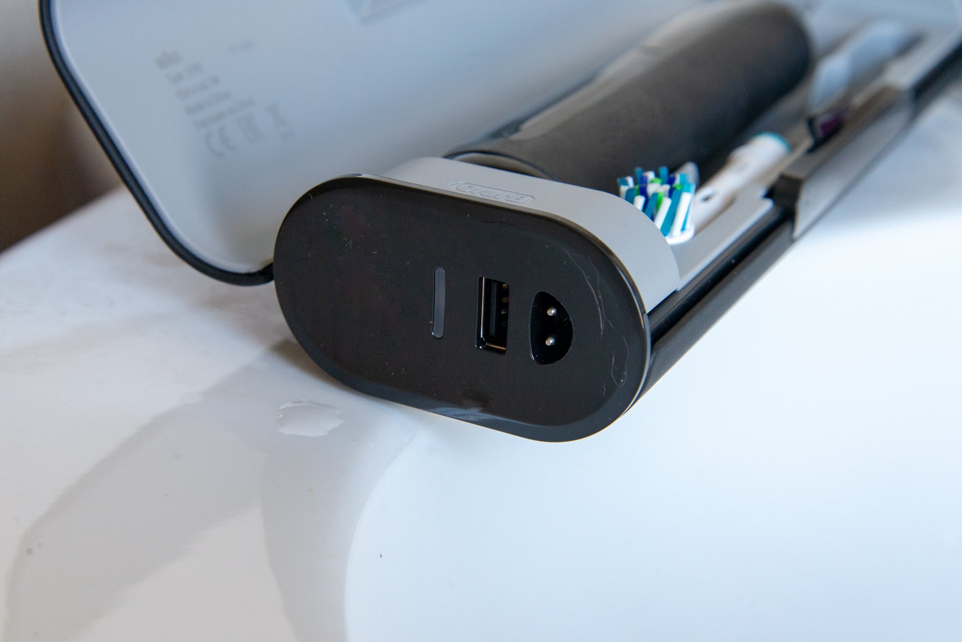 Oral-B Genius 9000 travel case USB port and charging port