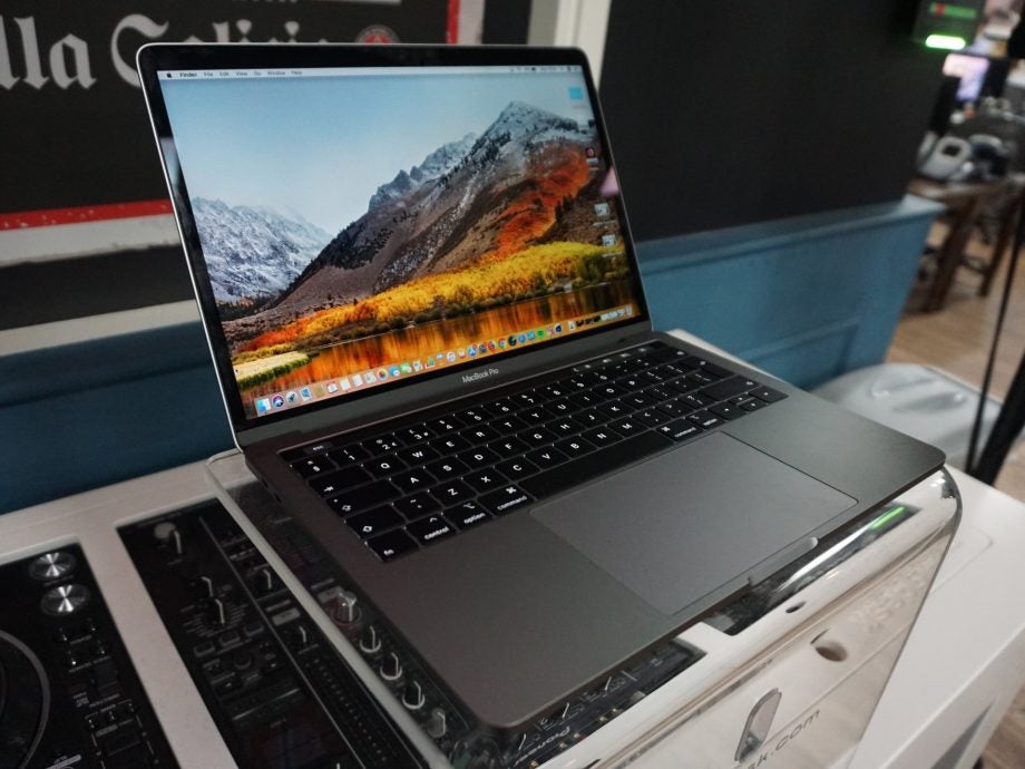 macbook pro 13 2018 touch bar 256