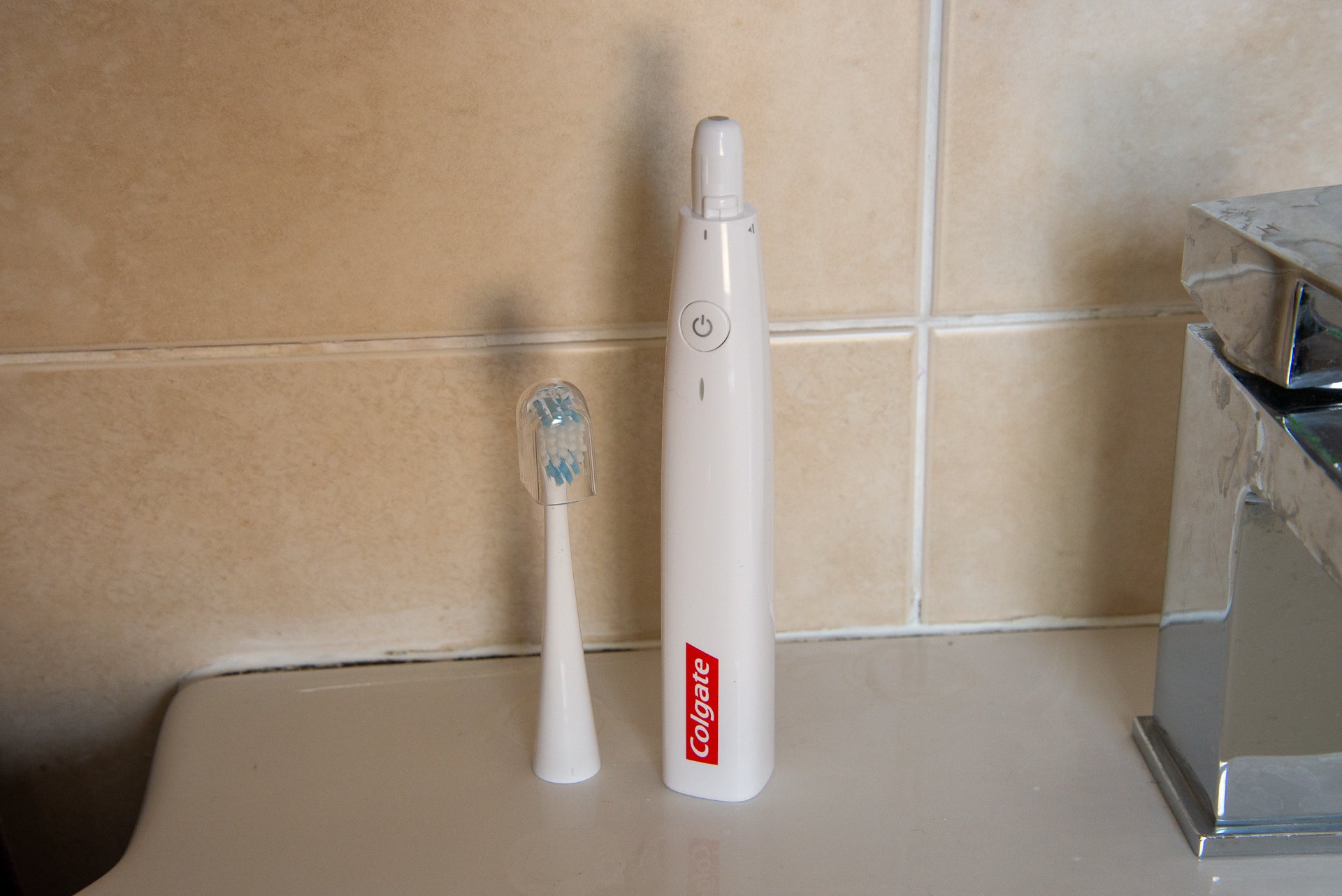 Colgate Smart Electronic Toothbrush E1 hero