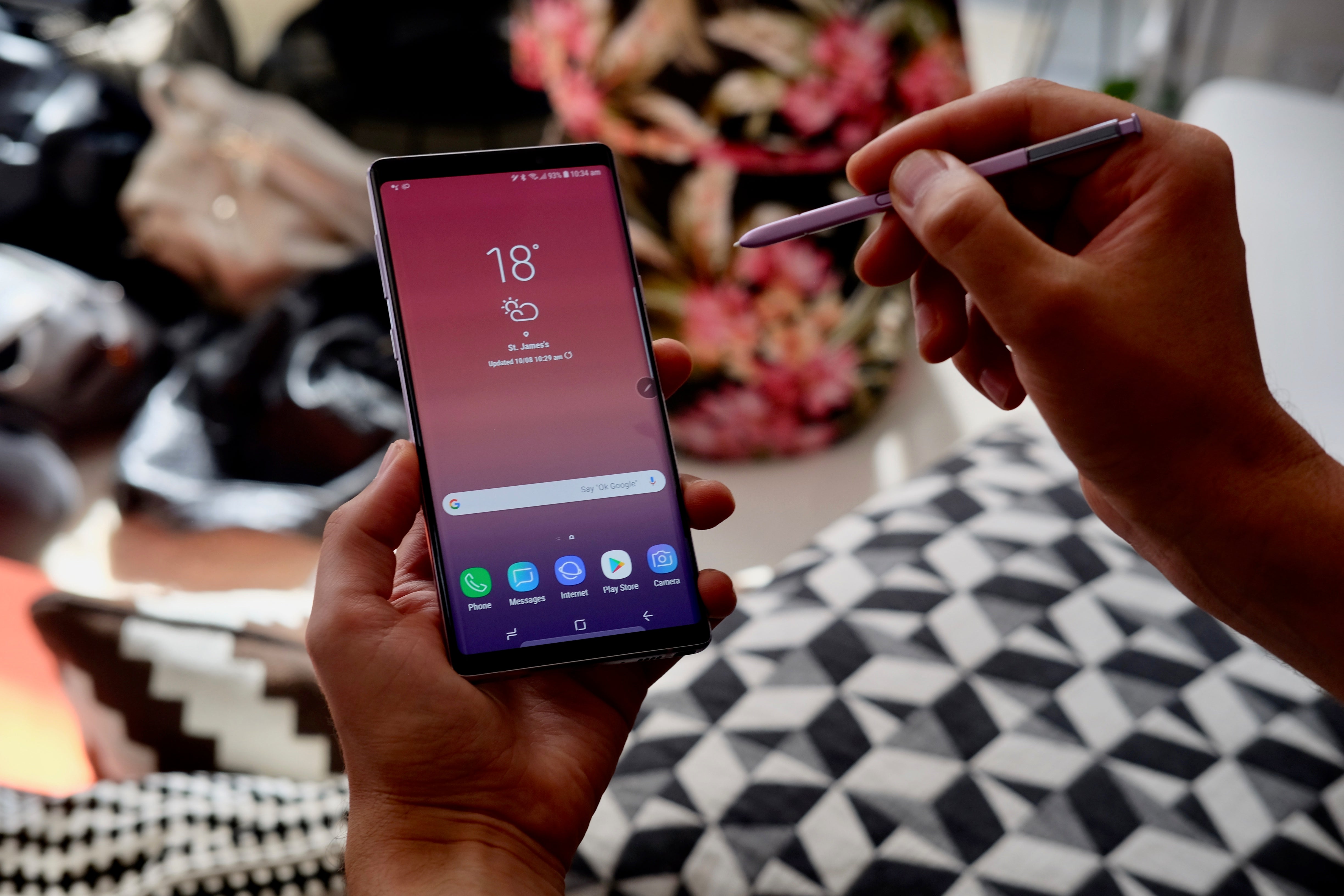 Here's how to download all of the official stock Galaxy Note 9 wallpapers