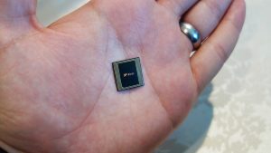 Huawei Kirin 980 processor in hand