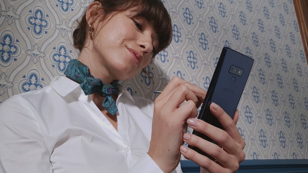 Samsung Galaxy Note 9 neck scarf woman drawing press image
