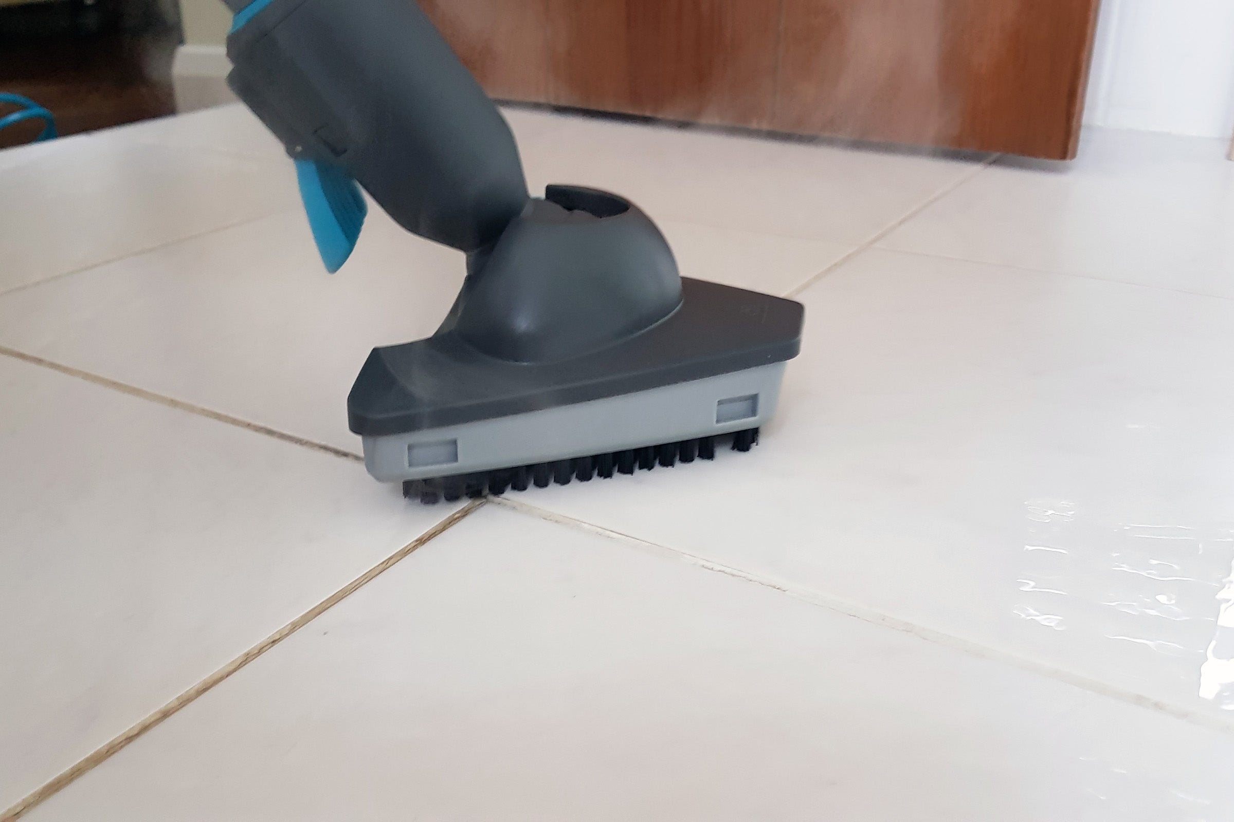 A Vax SteamFresh S82 vaccum cleaner's cleaning unit held in hand