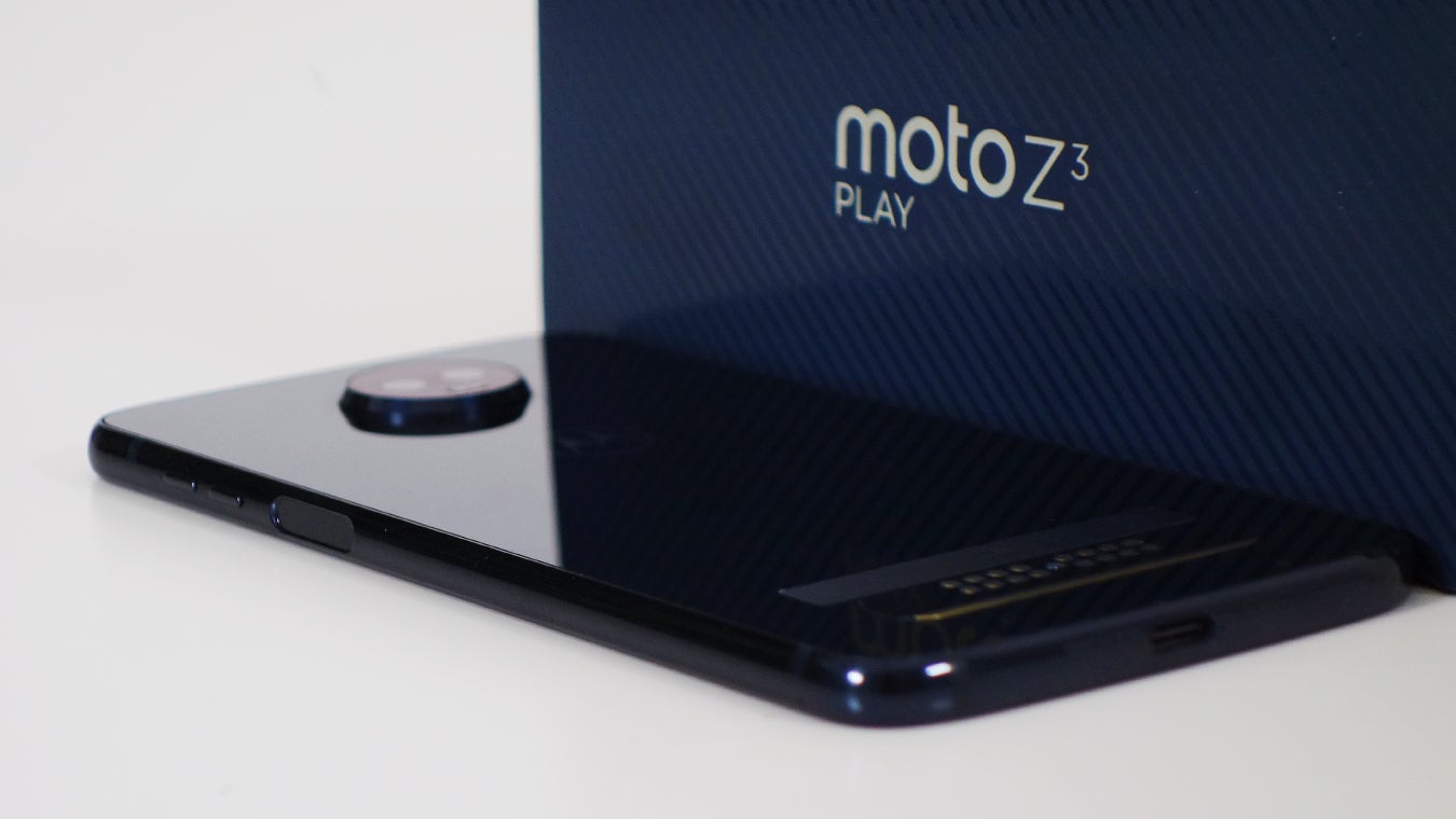 Moto Z3 Play box reflection