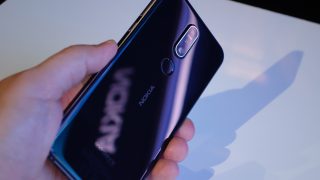 Nokia 7.1 hands on glass back