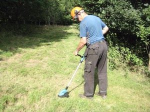 Makita Cordless String Trimmer DUR181 in use