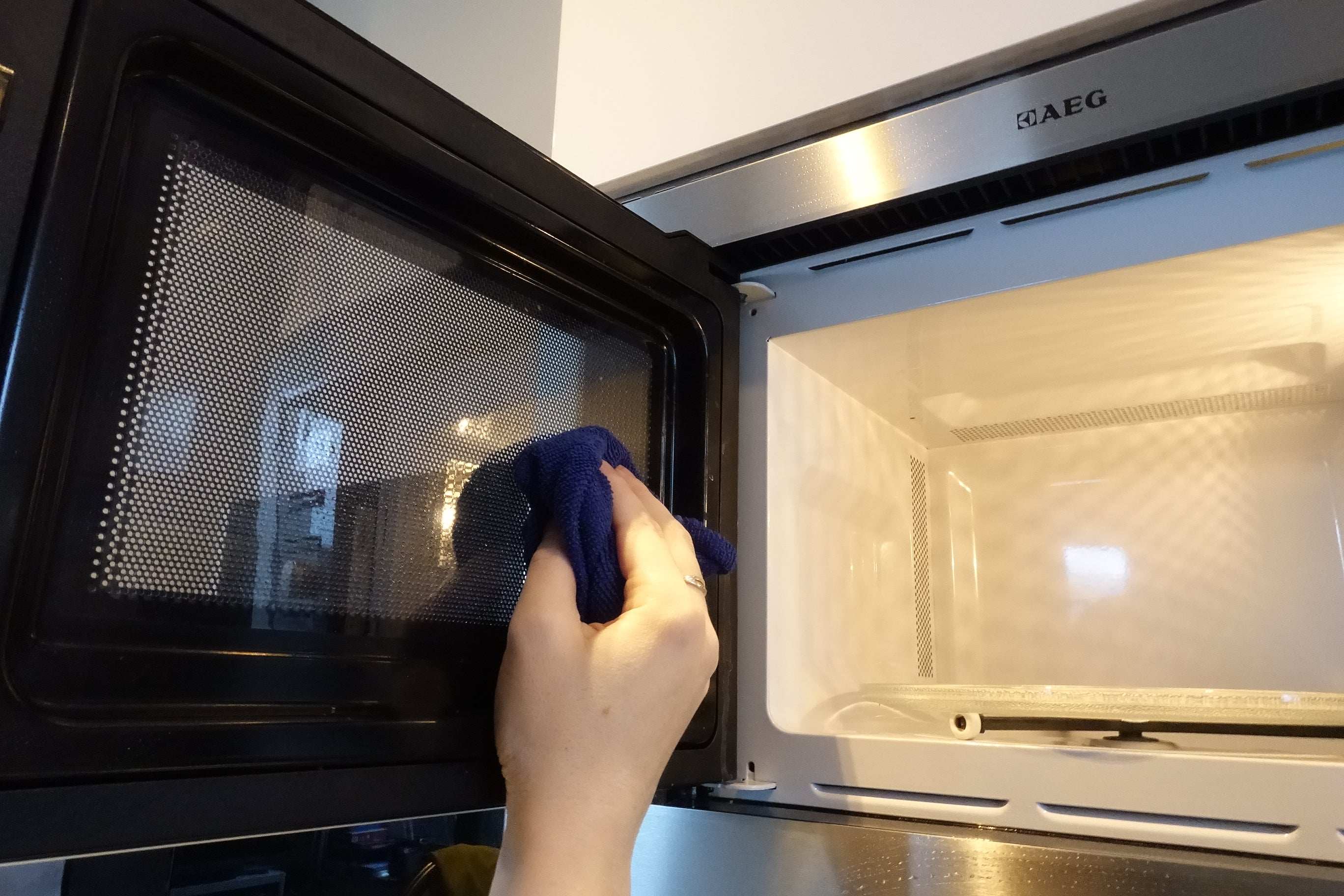 How to clean your microwave