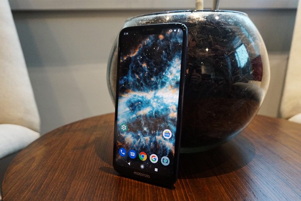 Moto G7 Power hands on front table