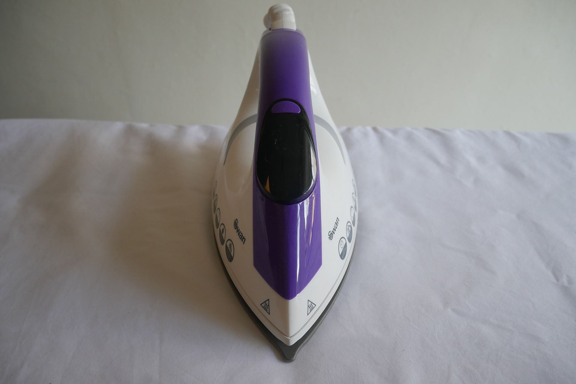Swan 2600W Steam Station Iron SI14310N front