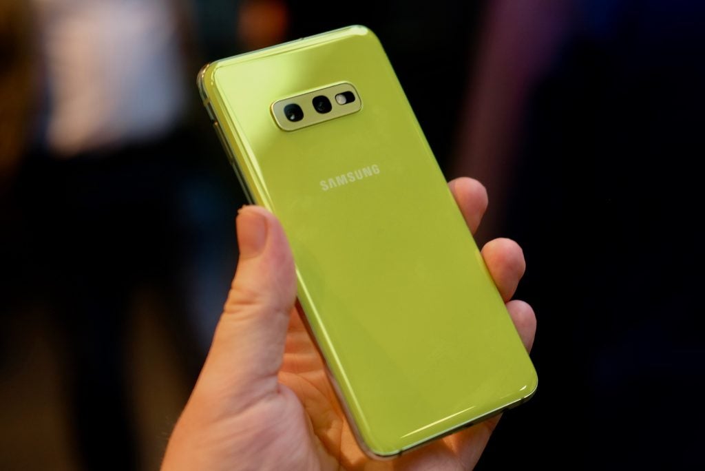 Samsung Galaxy S10e back yellow