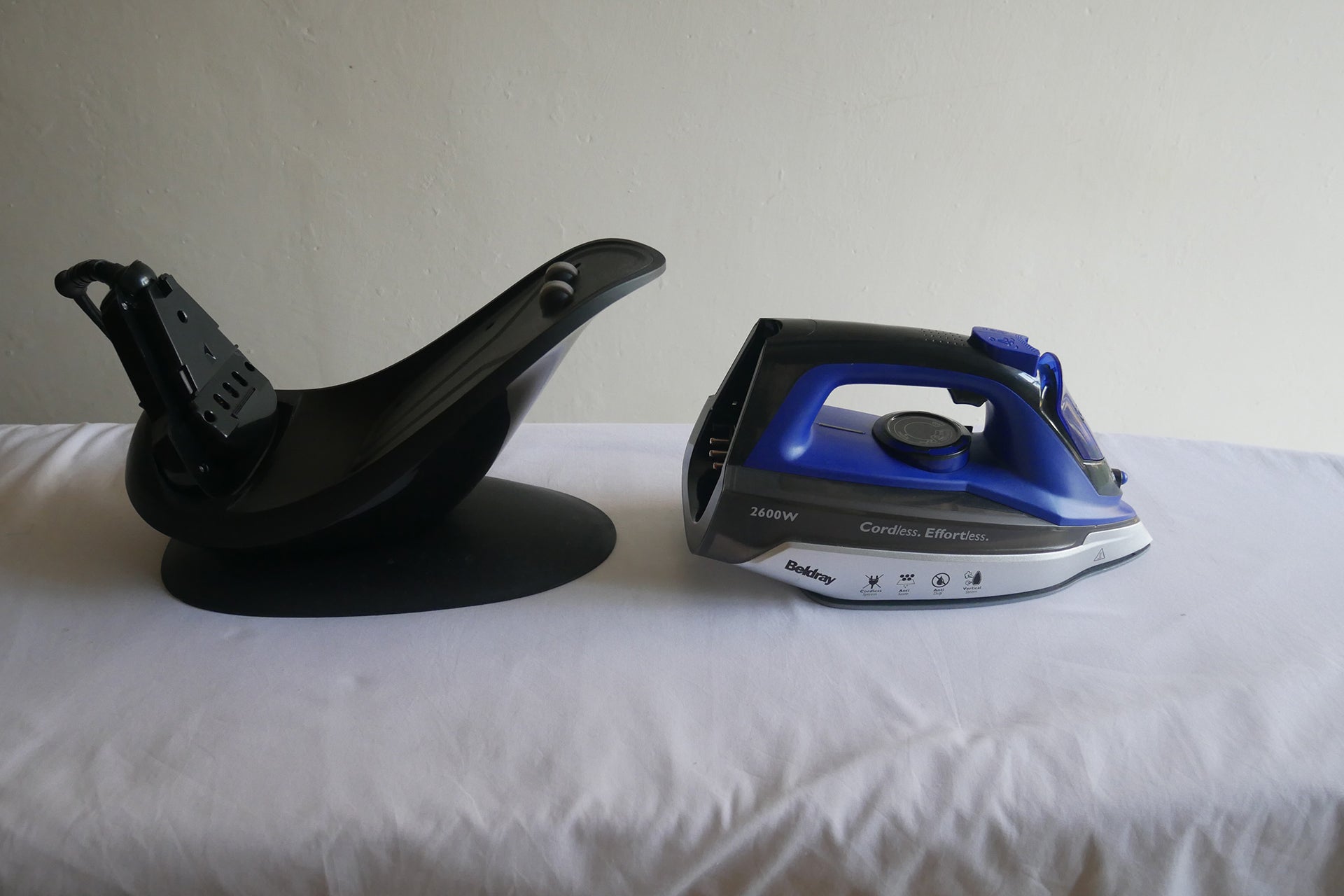Beldray BEL 0747 2-in-1 Cordless Steam Iron with stand in cordless mode
