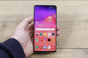 Galaxy S10 front handheld home screen