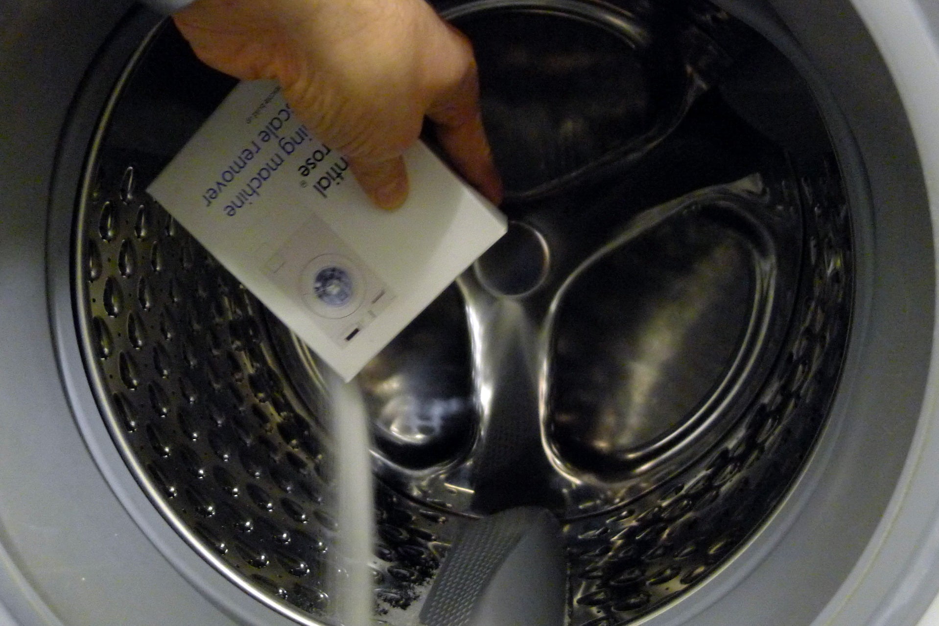 Adding descaler to a washing machine drum