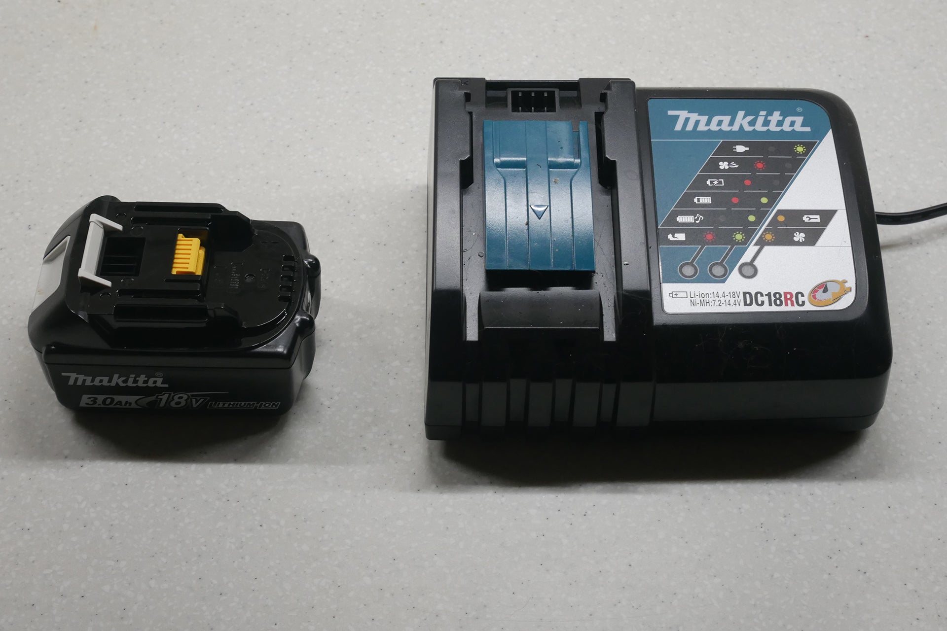 Makita DUB183Z battery with charger