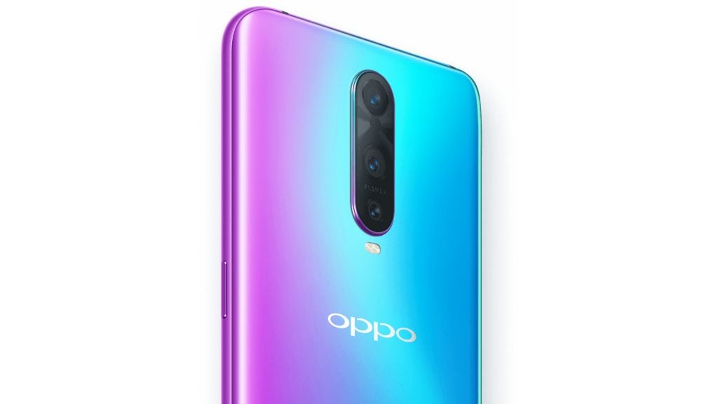 Picture of an Oppo A5 kept on a wooden surface displaying homescreen