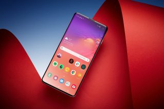 A red-blue wallpaper of Samsung Galaxy S10 with a S10 floating and displaying homescreen