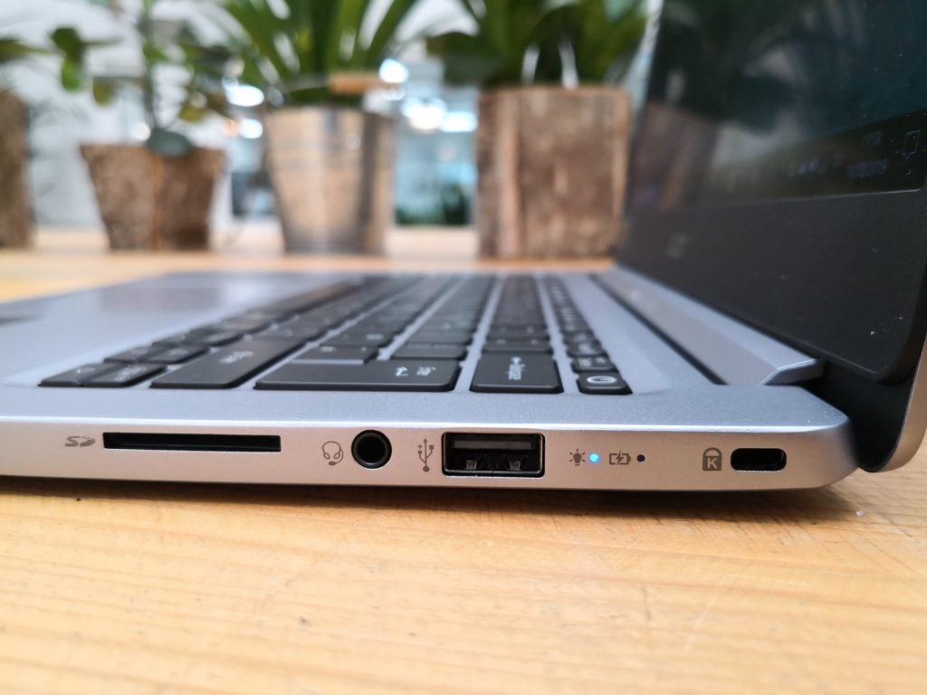 Acer Swift 1 SF114-32 right-hand ports