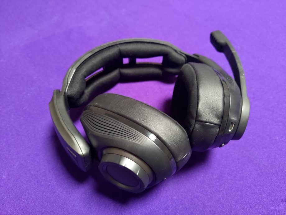 Close up image of white-black Audiofly AF100 MK2 earphones kept on a table