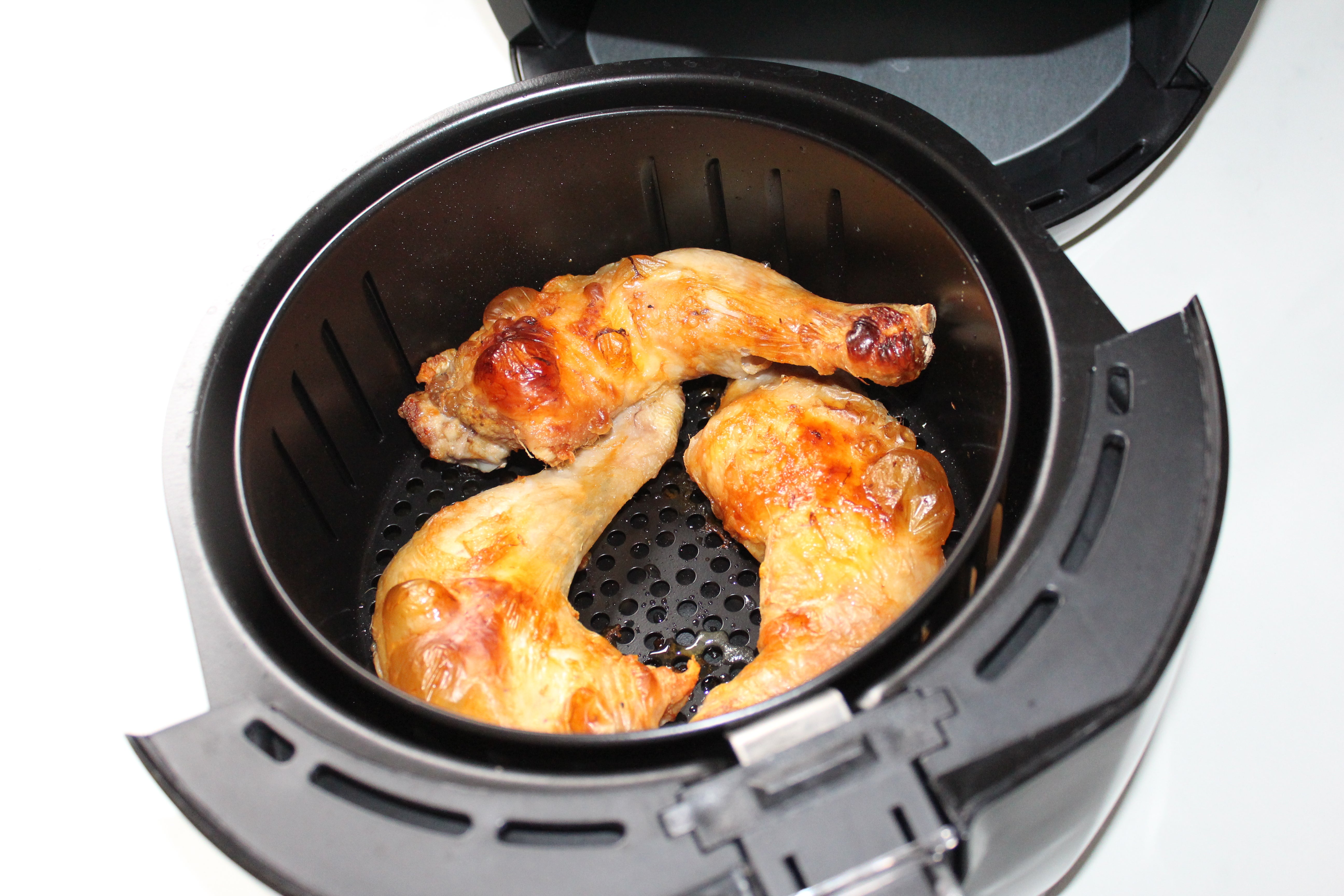 Tower 4.3l Manual Air Fryer ChickenClose up view of fried Chicken legs kept inside a black Tower 4.3L Air Fryer