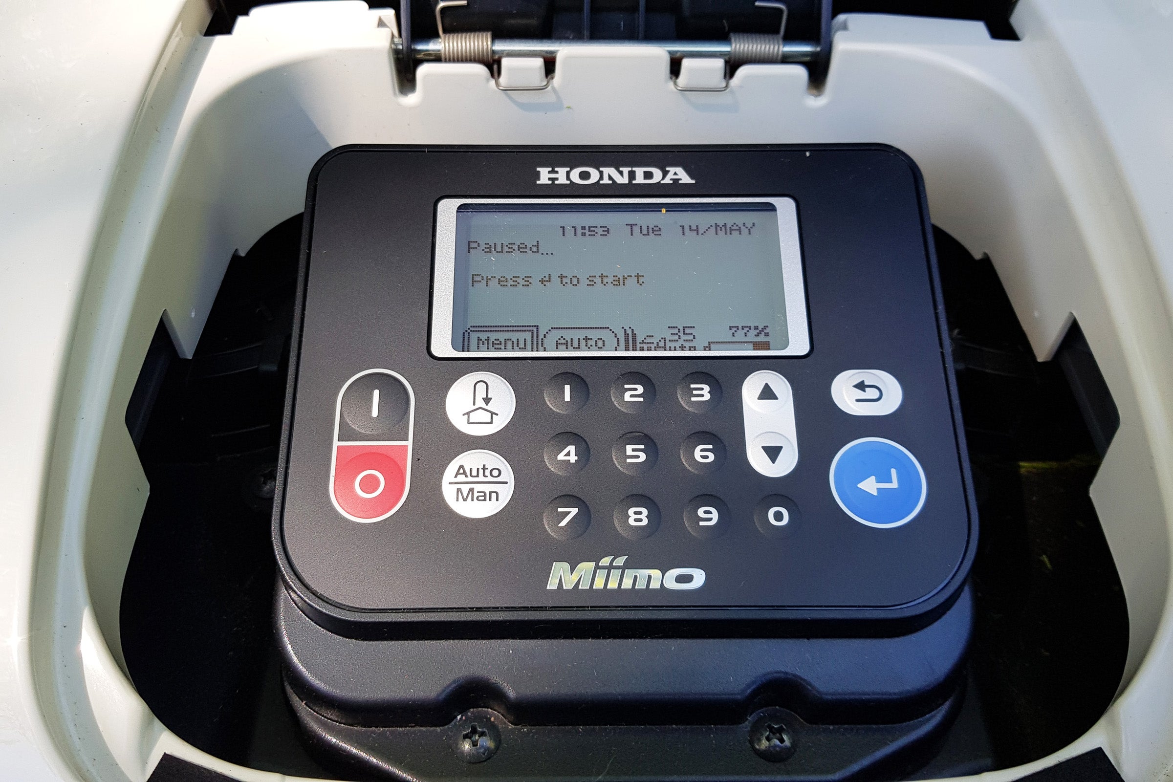 Honda Miimo 3000 Robotic Mower Control PanelClose up view of control panel of a Honda Miimo 3000 robot lawnmower