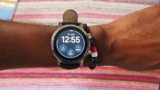 Uno smartwatch motorola nero-nero indossato a portata di mano data e ora