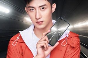 Wallpaper of Honor View 30, a boy in orange-white outfit holding a Honor View 30 smartphone in hand