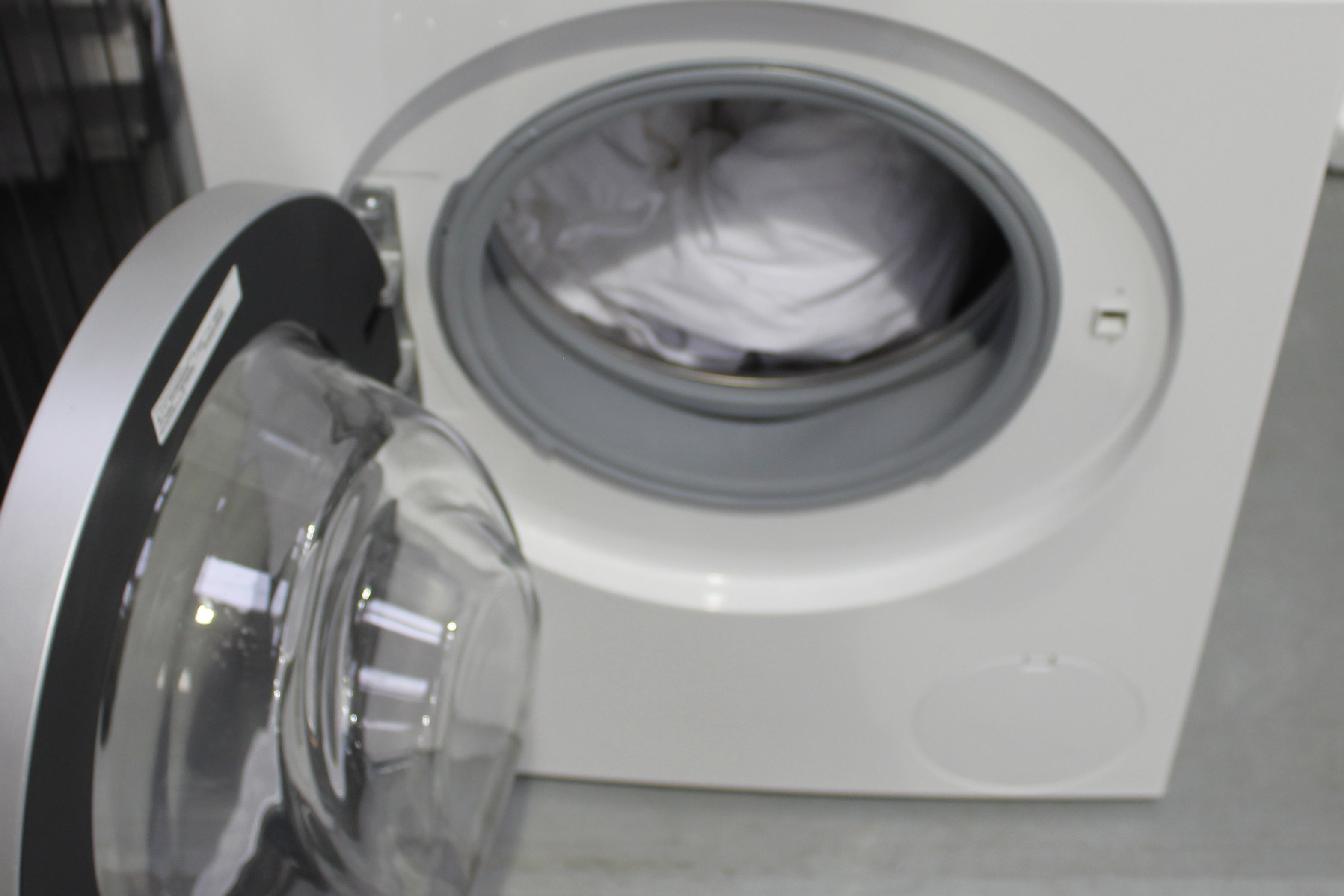 Bosch Serie 6 WAT286H0GB DoorA picture of white Bosch WAT286H0GB washing machine with clothes inside