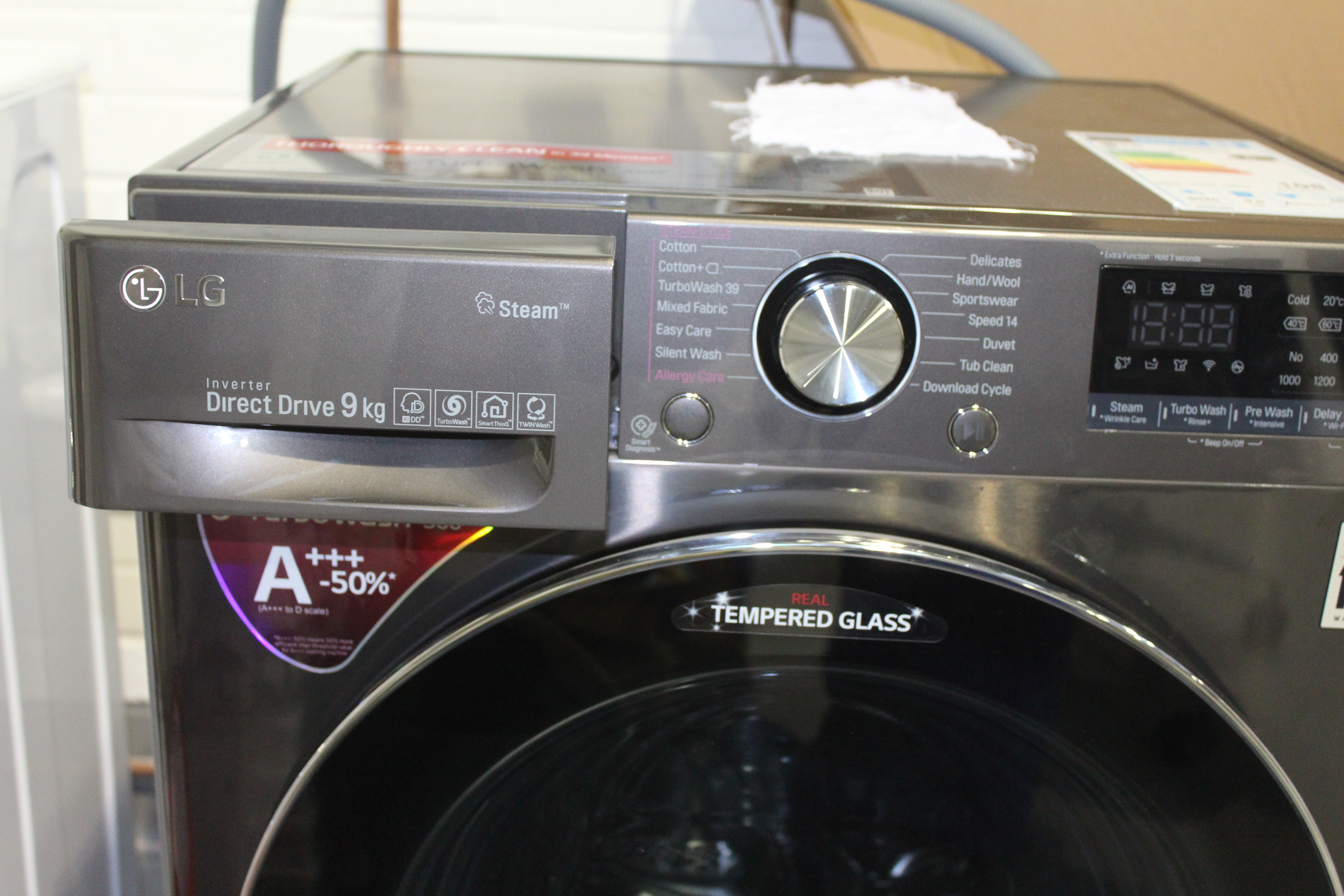 LG V9 F4V909BTS detergent drawerA picture of a gray-black LG F4V909BTS washing machine
