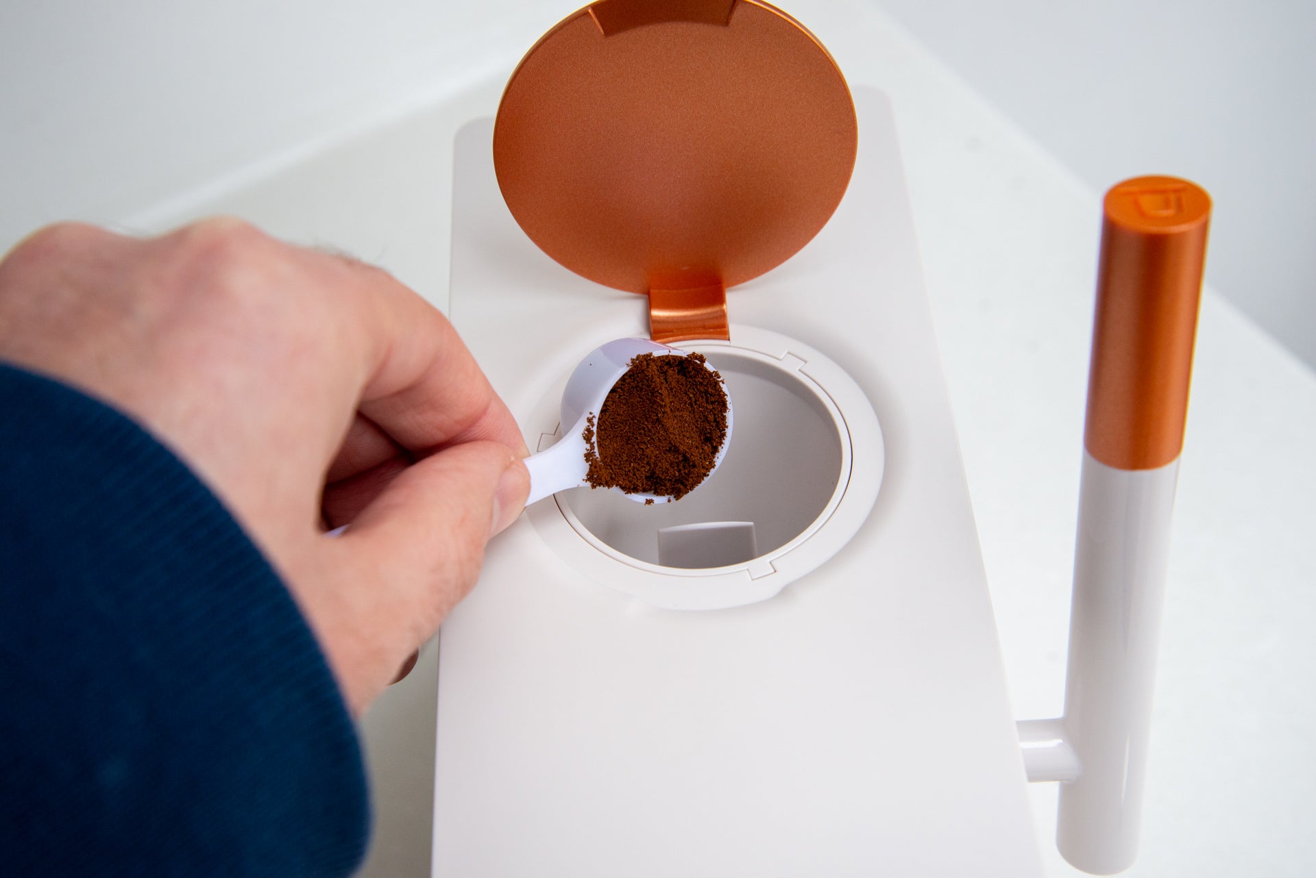 Capsulier Lite pouring in coffee