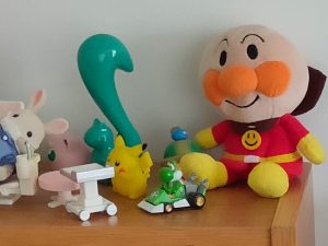 A picture of numerous toys kept on a table