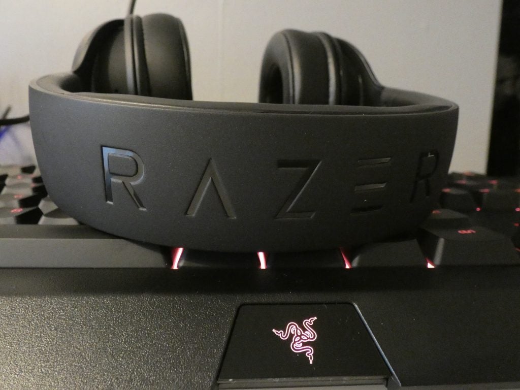 Close up picture of black Kraken X Lite headphone's headband with Razer written on it
