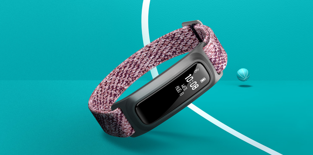 Picture of a pink-black Honor Band 5 smart bracelet standing on blue background
