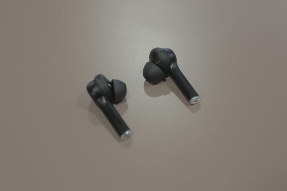 Picture of a EOZ Icon earbuds placed parallelly on a table