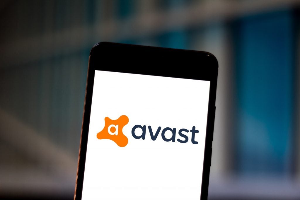 Gambar yang menampilkan smartphone yang menampilkan logo Avast