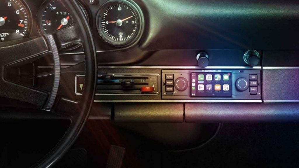 Picture of a Porsche Apple Carplay fixed in a car