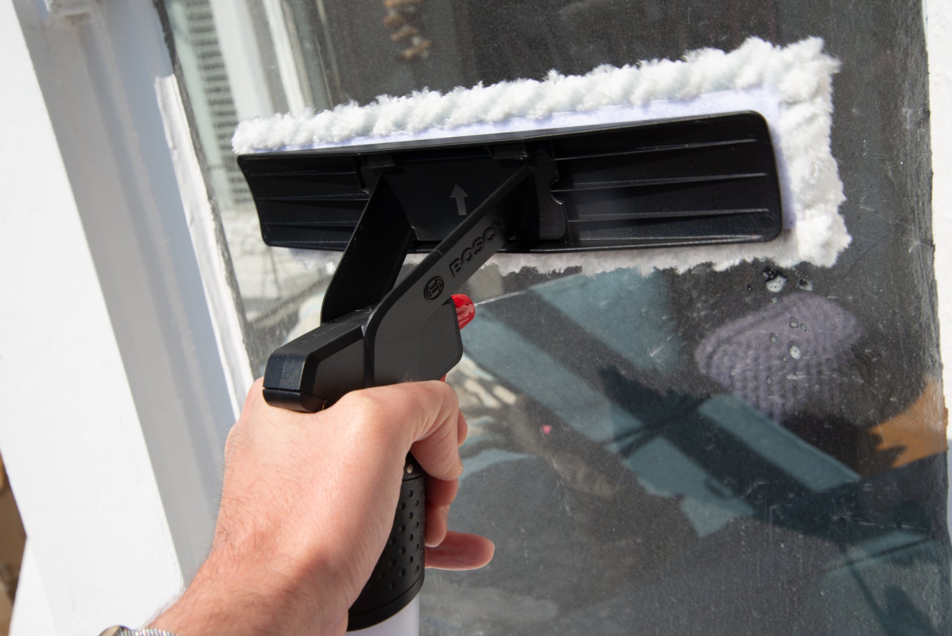 Bosch GlassVac cleaning window