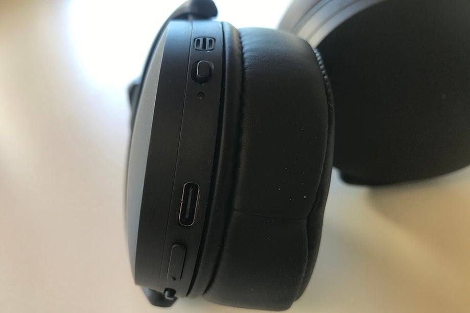 Sennheiser HD 350BTClose up image of black Sennheiser HD 350BT headphone's earcup