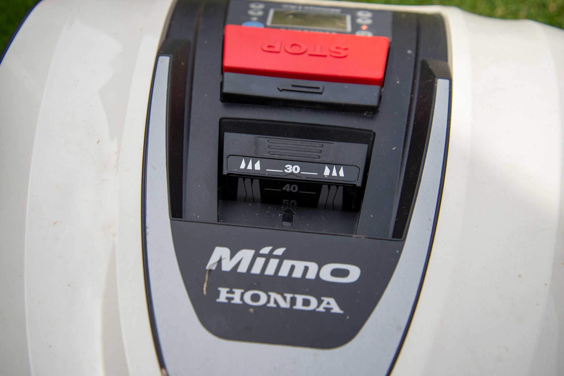 Honda Miimo HRM 40 LiveClose up image of a Honda Miimo HRM 40's control section
